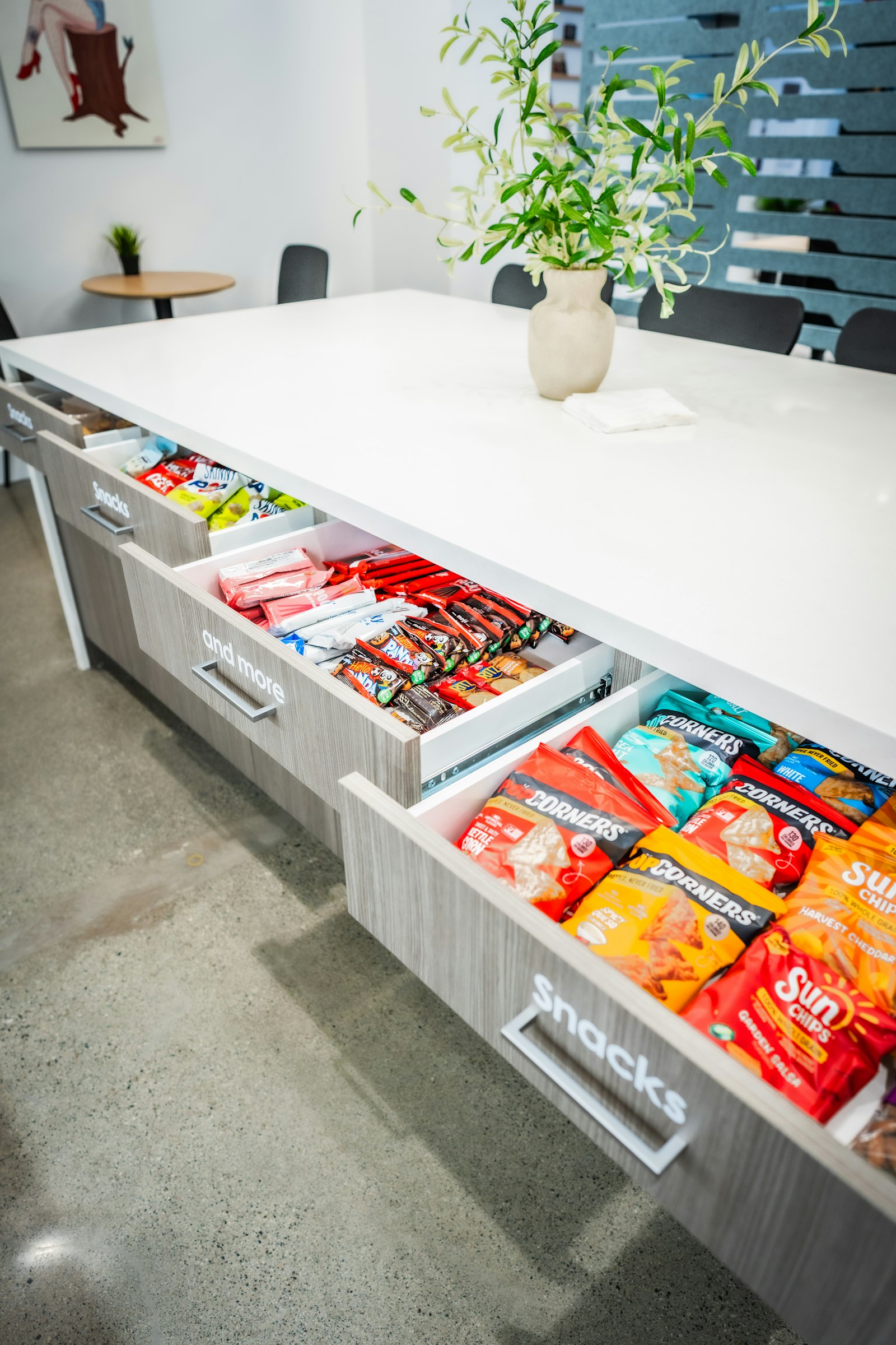 Cajones de snacks organizados en una cocina de oficina moderna