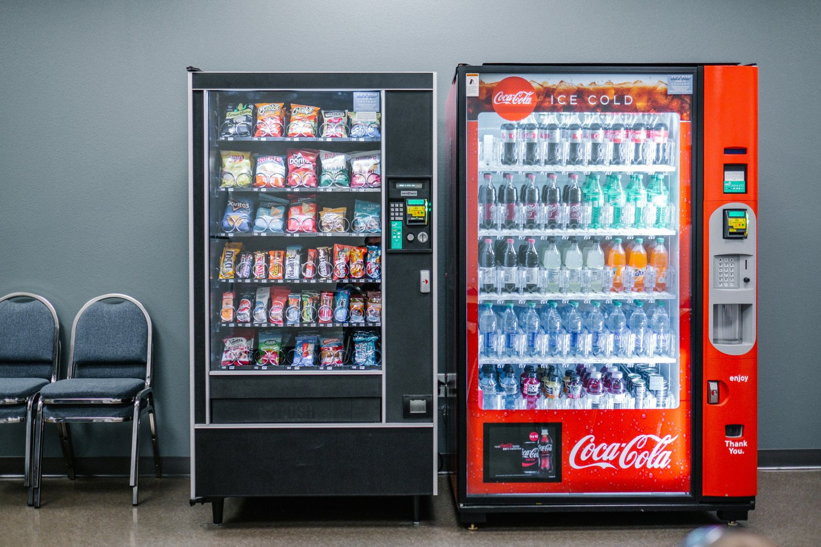 Máquina expendedora de bebidas Coca-Cola en oficina